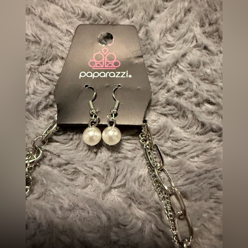 NWT! Paparazzi Silver Jewelry Set with White Pearls - Picture 4 of 6